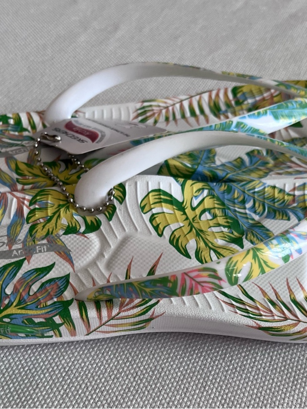 Skechers White Flip Flops with Green and Yellow Tropical Leaf Print Size 8 NWT - Picture 4 of 6
